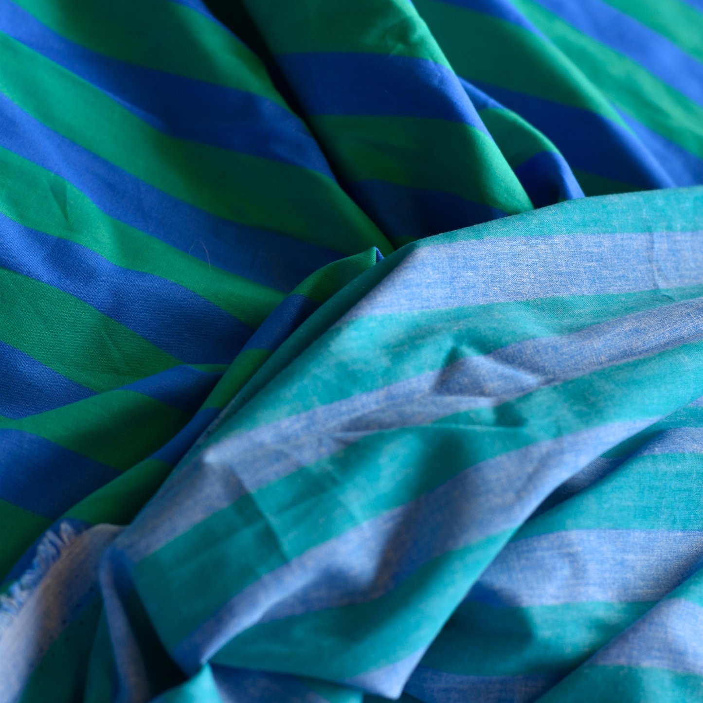 Blauw Groene Gestreepte Katoen Poplin Stof voor Kleding en Naaiprojecten 100 g/m²
