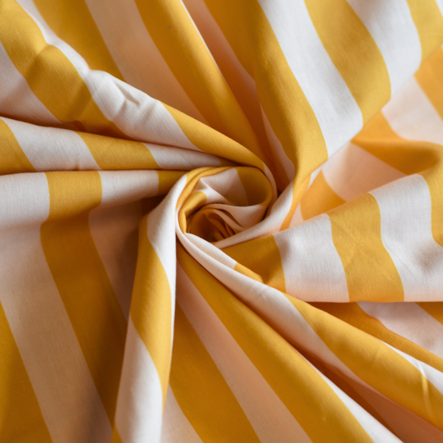 Geel Beige Gestreepte Katoen Poplin Stof voor Kleding en Naaiprojecten 100 g/m²