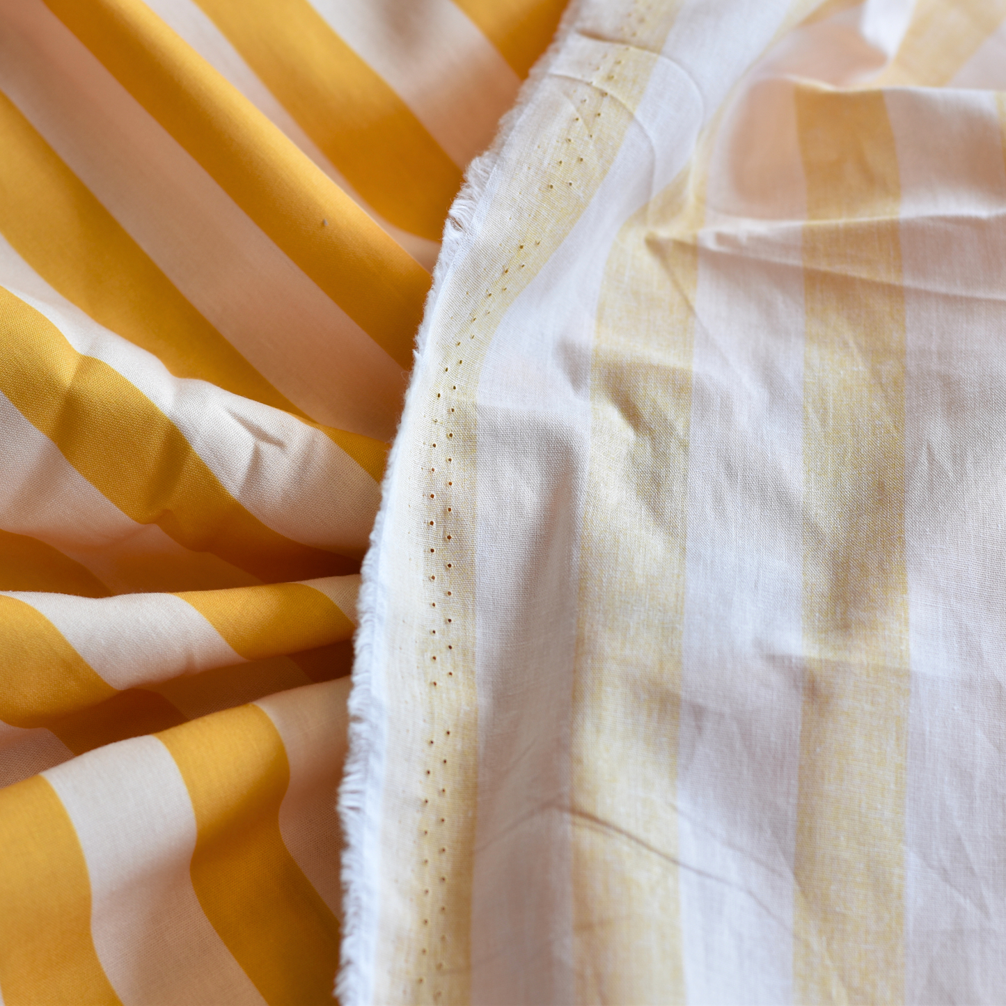 Geel Beige Gestreepte Katoen Poplin Stof voor Kleding en Naaiprojecten 100 g/m²