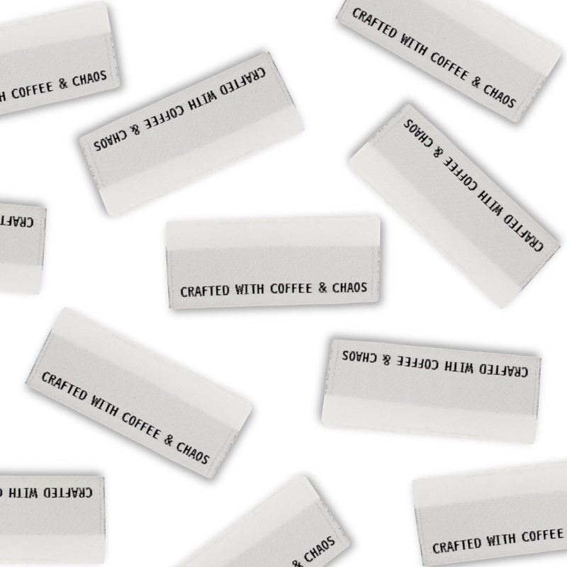 Naailabels "Crafted with Coffee & Chaos" – Geweven Labels voor Kleding, Set van 4